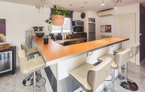 Kühlschrank, Ofen, Geschirrspüler, Wasserkocher mit Kaffee-/Teezubehör