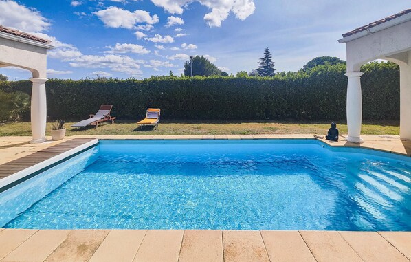 Pool - Amazing home in Creissan (Creissan)