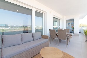 Interior - Global Properties: Apartment with terrace and swimming pool in Canet Beach (Canet d´en berenguer)