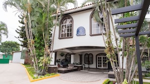 A two-story building with a covered patio area, large windows, and a sign indicating it is a boutique hotel. - Hotel Boutique Nueva Valladolid (Comayagua)