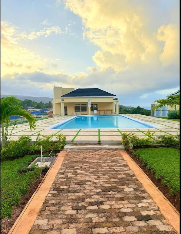 Pool - Experience Luxury/PS5/Wifi/65`TV/Cozy Bed/5min twn (Ocho Rios)
