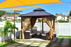 Terrace/patio - Experience Luxury/PS5/Wifi/65`TV/Cozy Bed/5min twn (Ocho Rios)