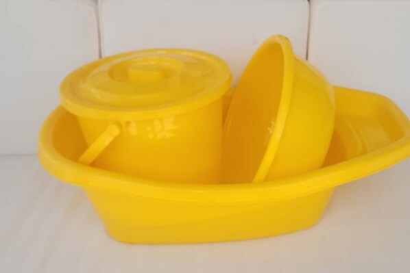 A yellow plastic basin with a lid. - Experience Luxury/PS5/Wifi/65`TV/Cozy Bed/5min twn (Ocho Rios)