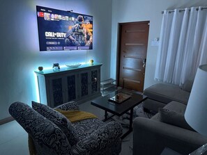 Smart TV, video games - Experience Luxury/PS5/Wifi/65`TV/Cozy Bed/5min twn (Ocho Rios)