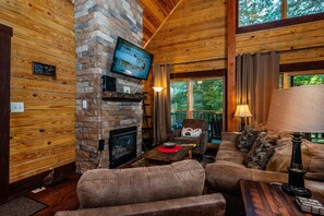 Smart TV, fireplace, DVD player - 3 Irish Sons, 4BR, 3 BA  Log Cabin in the woods. (Nashville)