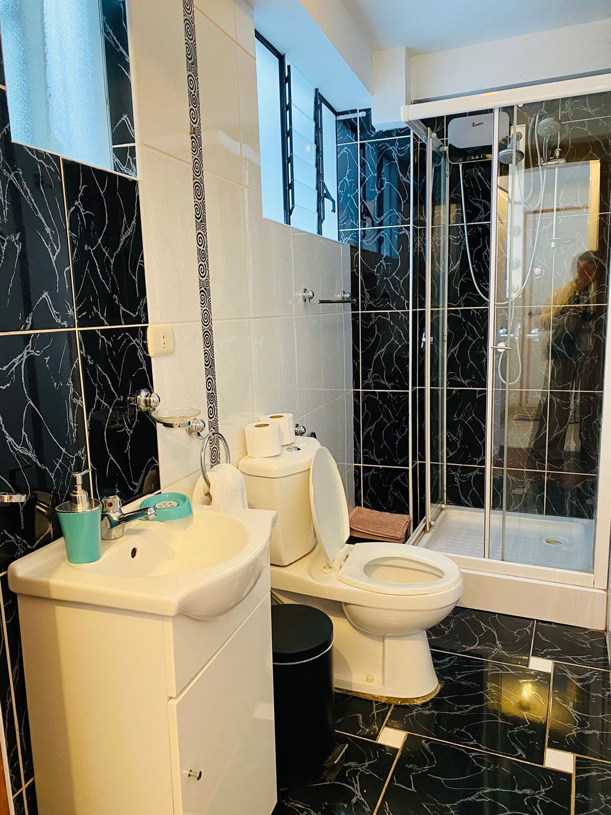 Douche, sèche-cheveux, serviettes fournies, savon