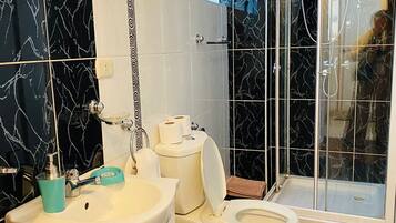 Douche, sèche-cheveux, serviettes fournies, savon