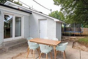 Outdoor dining - Charming Modern Cozy Home! (Union County)