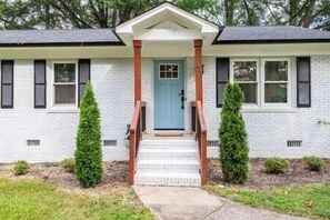 Exterior detail - Charming Modern Cozy Home! (Union County)