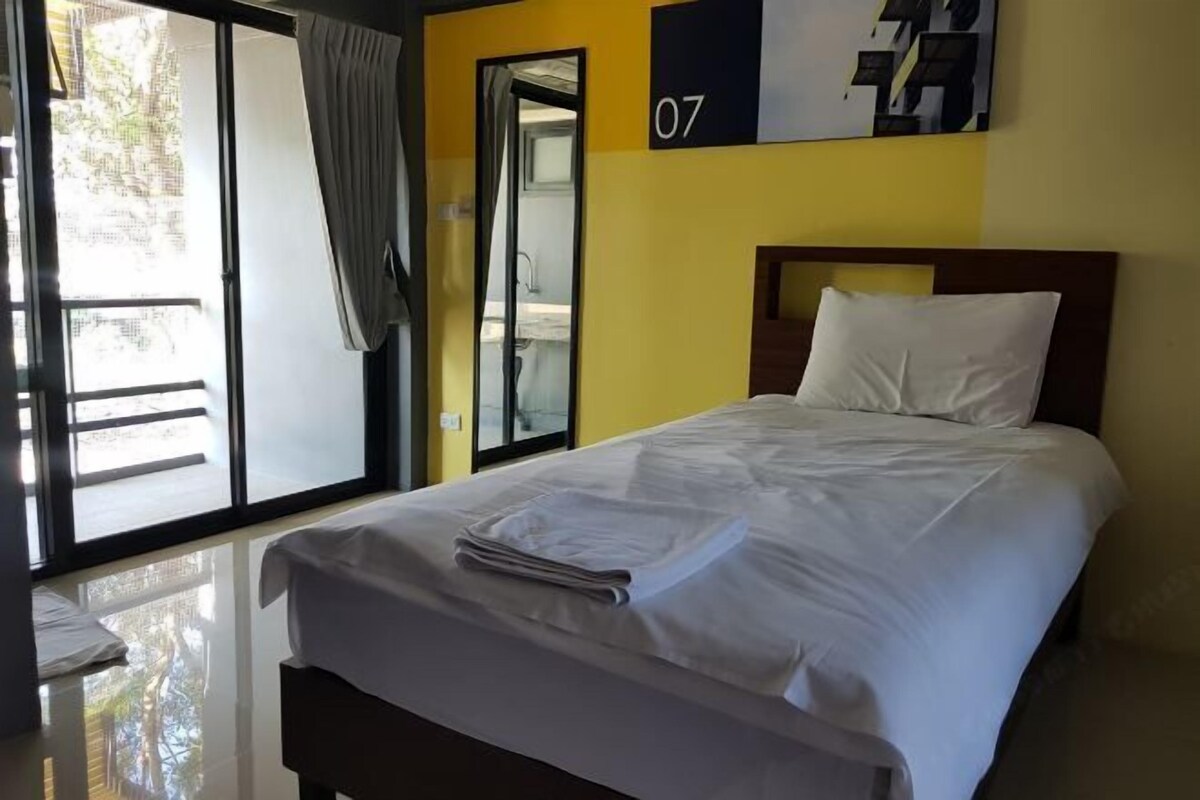 Een hotelkamer met een bed, een badkamer en uitzicht op de omgeving.