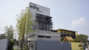 A modern building with a large sign reading "elite residence". - Elite Residence Phitsanulok (Phitsanulok)