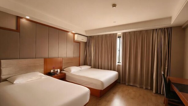 A hotel room with two beds, a desk, and a large window with curtains. - Mingshi Hotel Yuyao Wanda Plaza Branch (Yuyao)