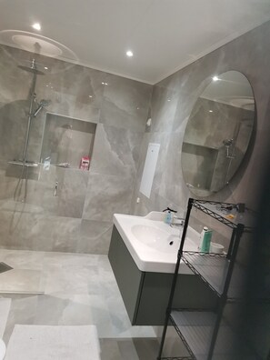 Sèche-cheveux, serviettes fournies, savon, shampoing
