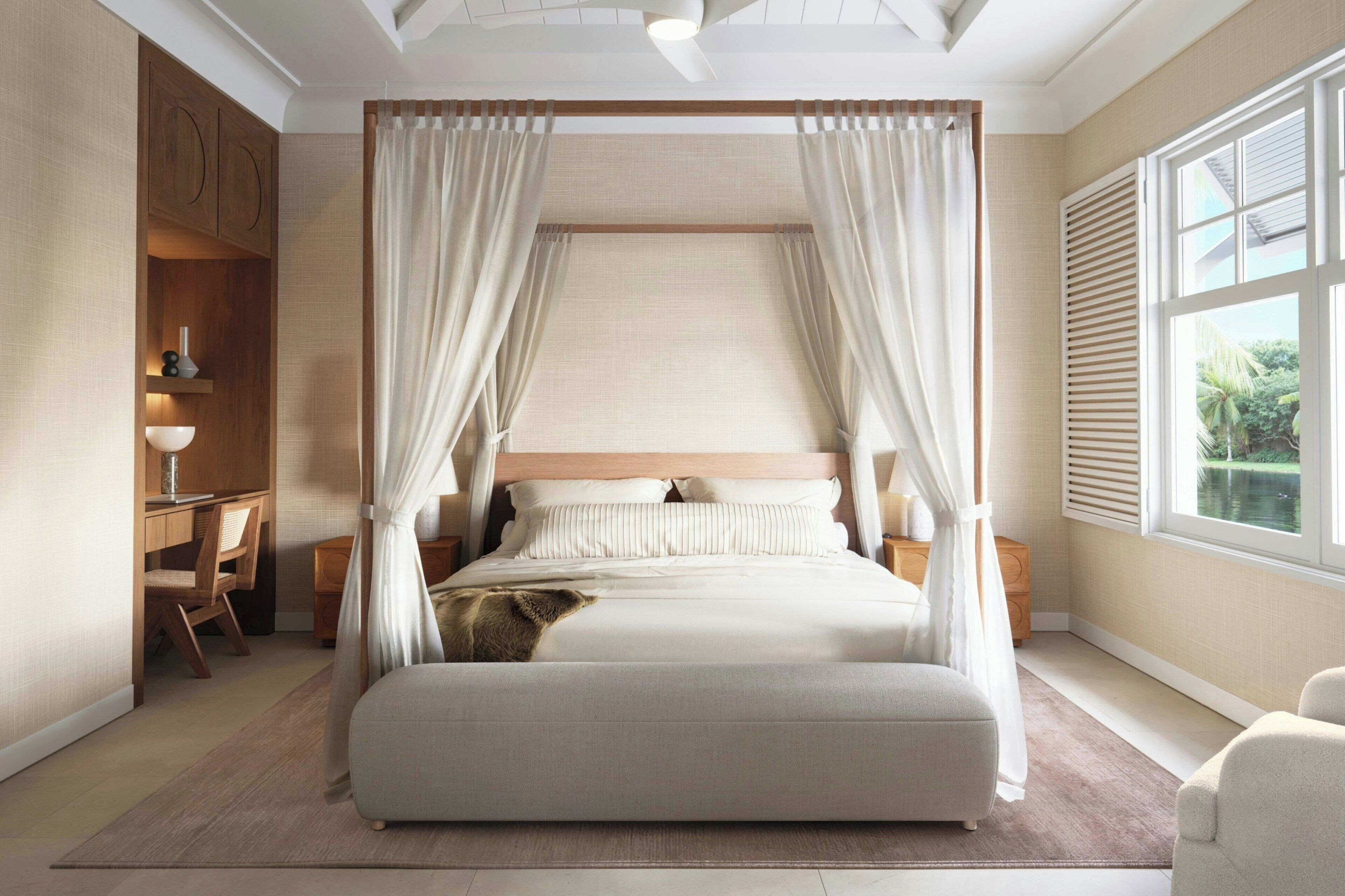 Ein Schlafzimmer mit einem Himmelsbett, einem Schreibtisch mit Stuhl, einem Nachttisch und einem Fenster mit Jalousien.