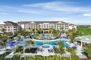 3 piscinas al aire libre, sombrillas, sillones reclinables de piscina