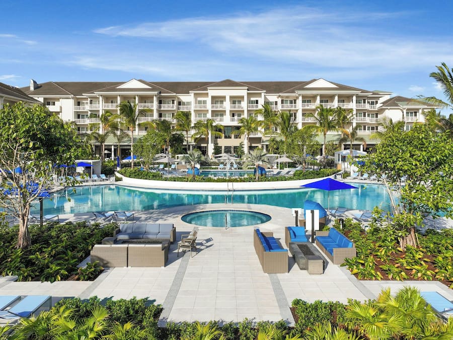 3 buitenzwembaden, parasols voor strand/zwembad