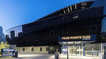 Un edificio moderno con un letrero que dice "FOUR POINTS FLEX BY SHERATON".