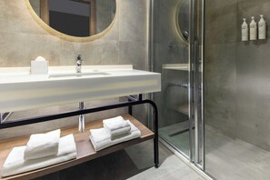 Premium bedding, minibar, in-room safe, iron/ironing board - Four Points Flex by Sheraton Ankara Cukurambar (Ankara)