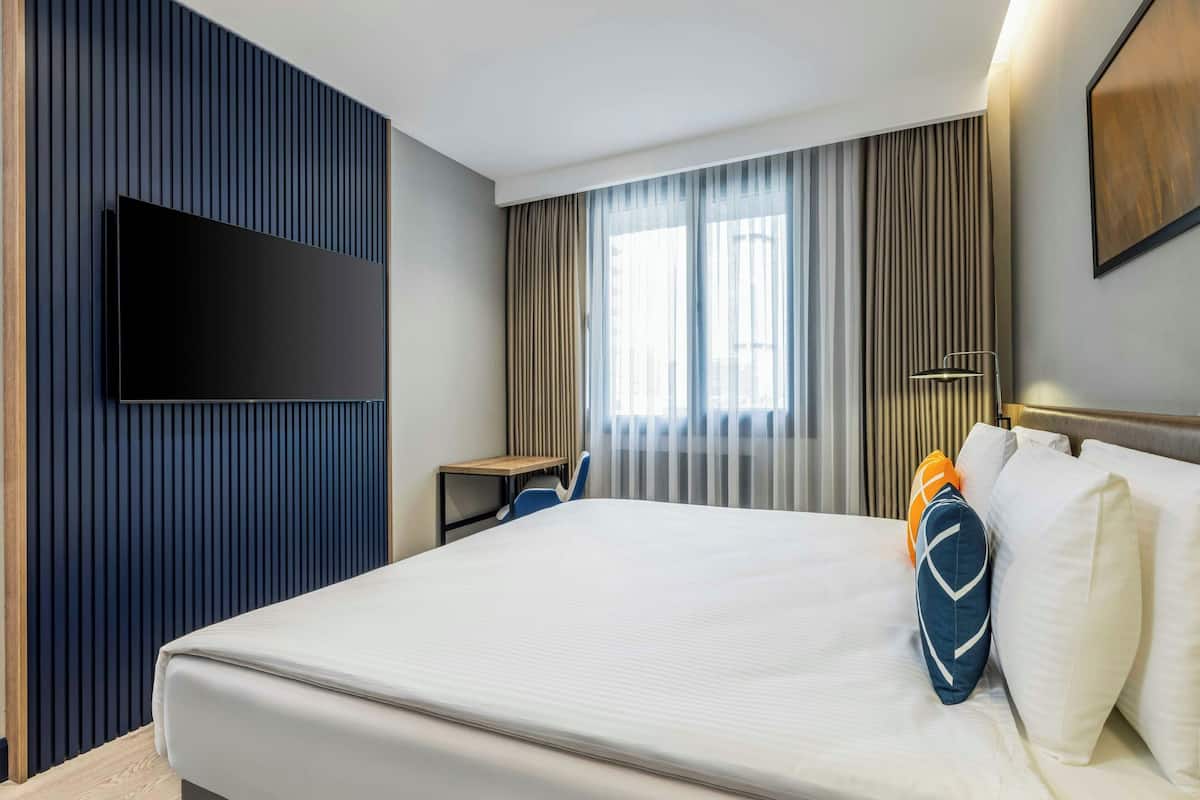 Standard Room, 1 King Bed, Non Smoking | Premium bedding, minibar, in-room safe, soundproofing