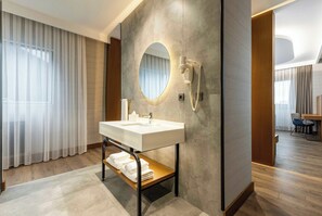 Shower, rainfall showerhead, free toiletries, hair dryer - Four Points Flex by Sheraton Ankara Cukurambar (Ankara)