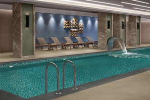 室内游泳池，季节性开放的室外游泳池