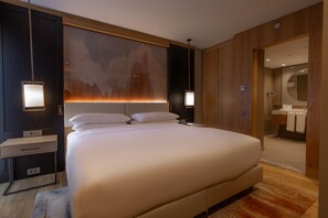 小型套房, 1 张双人床 | 羽绒被、客房内保险箱、办公桌、隔音