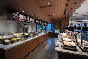 Daily buffet breakfast (CNY 138 per person)