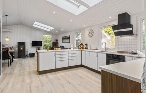 Kjøleskap, kokeplater, oppvaskmaskin og kaffetrakter/tekoker