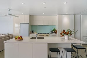 Four à micro-ondes, un four, surface de cuisson, lave-vaisselle