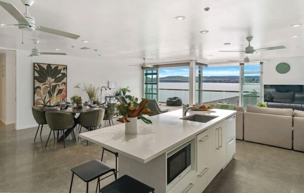 Microondas, horno, parrilla de estufa y lavavajillas 