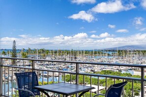 Outdoor dining - Ilikai 527 Ocean / Sunset / Marina Views Q Bed, Sofa Bed (Waikiki)