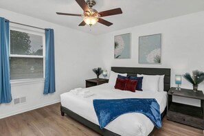 3 habitaciones, escritorio y tabla de planchar con plancha