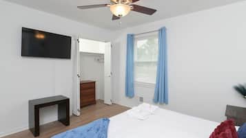 3 室のベッドルーム、デスク、アイロン / アイロン台、旅行用ベビーベッド