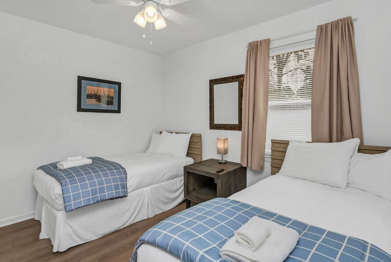 3 bedrooms, desk, iron/ironing board, travel crib