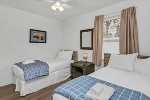 3 bedrooms, desk, iron/ironing board, travel cot - Blue Park Nest | 3 BR 2 BA (West Columbia)