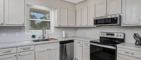 Jääkaappi, mikroaaltouuni, uuni, liesi