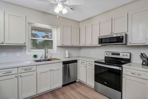 Blue Park Nest | 3 BR 2 BA