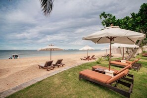 A beachside resort with sun loungers, umbrellas, and a clear view of the ocean. - Layana Resort & Spa (Koh Lanta)