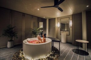 A modern bathroom with a large bathtub, a ceiling fan, and a mirror. - Layana Resort & Spa (Koh Lanta)