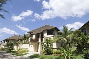 A residential building with a balcony, surrounded by greenery and palm trees. - Layana Resort & Spa (Koh Lanta)