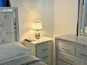 2 Schlafzimmer, Schreibtisch, Bügeleisen/Bügelbrett, Reisekinderbett