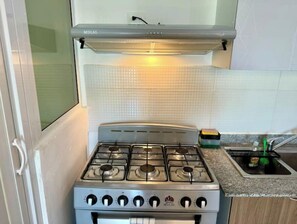 Kühlschrank, Mikrowelle, Ofen, Wasserkocher mit Kaffee-/Teezubehör