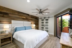 1 bedroom, desk, iron/ironing board, travel crib - CASA PRIMO - Anasazi- Updated Penthouse with Views of the Mountains (Phoenix, Arizona)