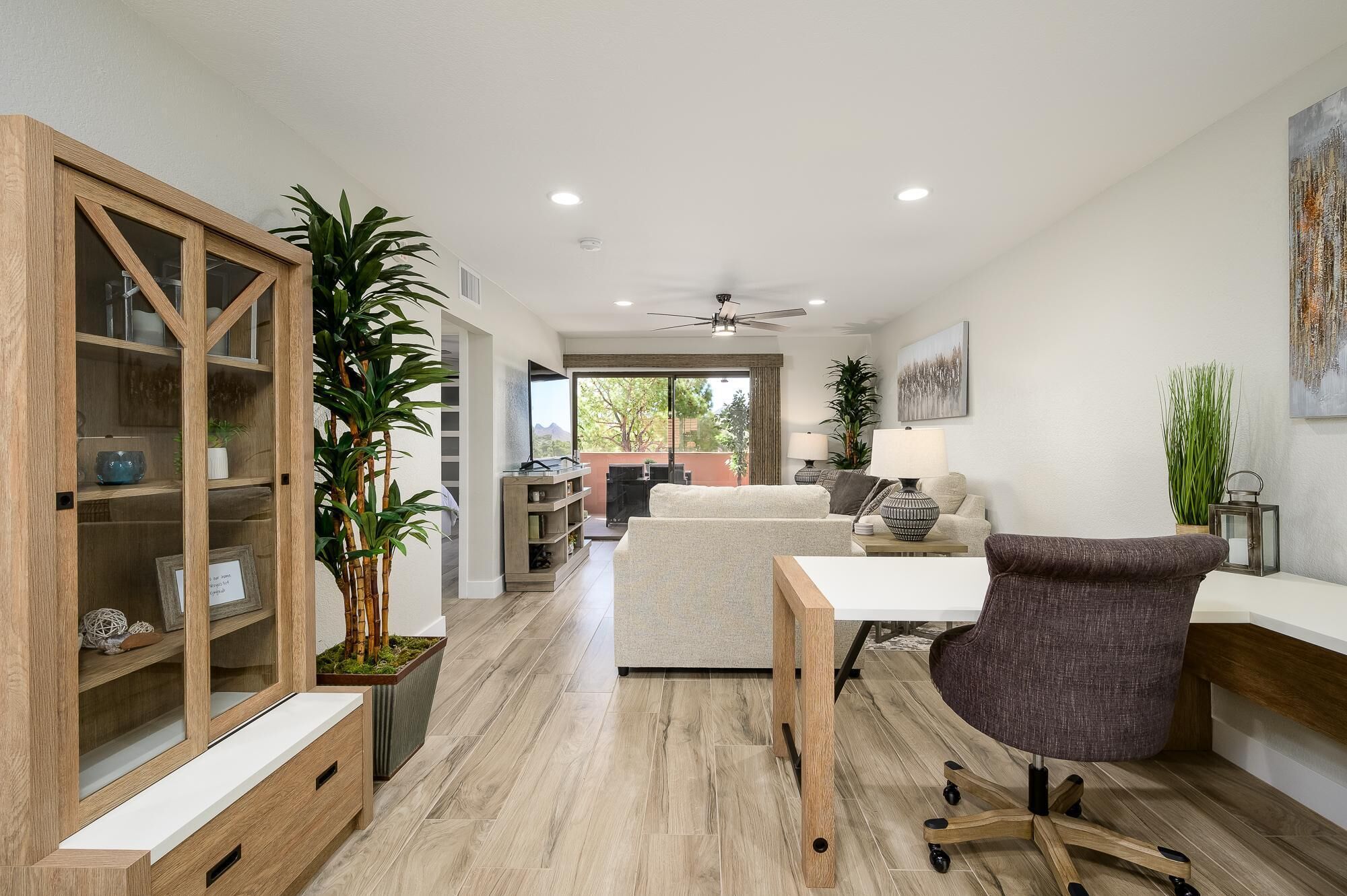 Smart-TV, bordtennis, bøker og filmbibliotek