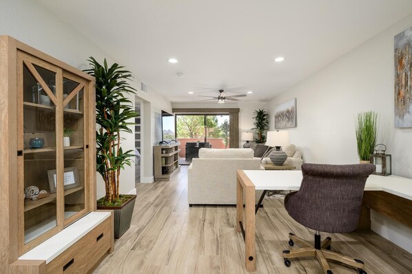 Smart TV, table tennis, books, video library - CASA PRIMO - Anasazi- Updated Penthouse with Views of the Mountains (Phoenix, Arizona)