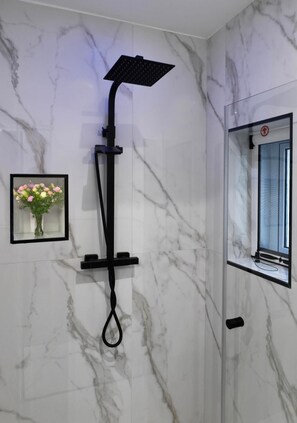 Dusche, Haartrockner, Handtücher, Seife