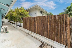 Property grounds - Beach:1 mile- FLL Airport:20 min- 3bed/3 full bath (Pompano Beach)