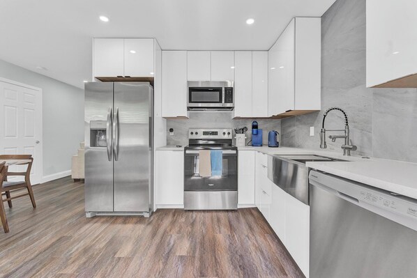 Private kitchen - Beach:1 mile- FLL Airport:20 min- 3bed/3 full bath (Pompano Beach)