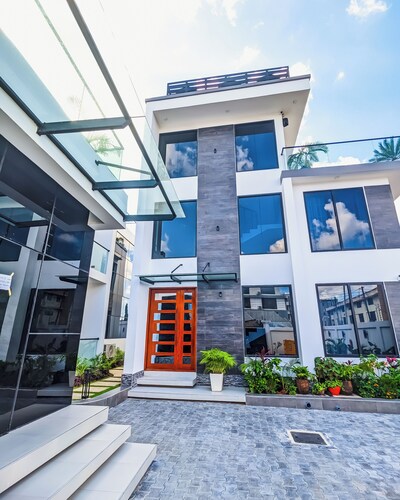 Arikays Homes - 3bdr/3bthr apartment with pool, hot tub, & gym.