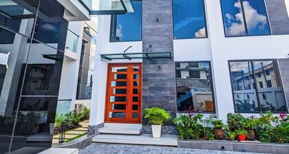 Arikays Homes - 3bdr/3bthr apartment with pool, hot tub, & gym.